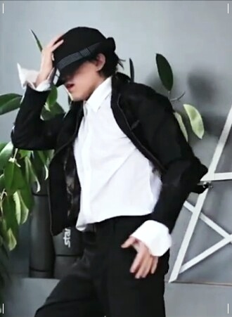 mishaslife's tweet photo. Танцую в образе легендарного Майкла Джексона👑🎤 

#MichaelJackson #Dance #Dancer https://t.co/MchLY7OH8s
