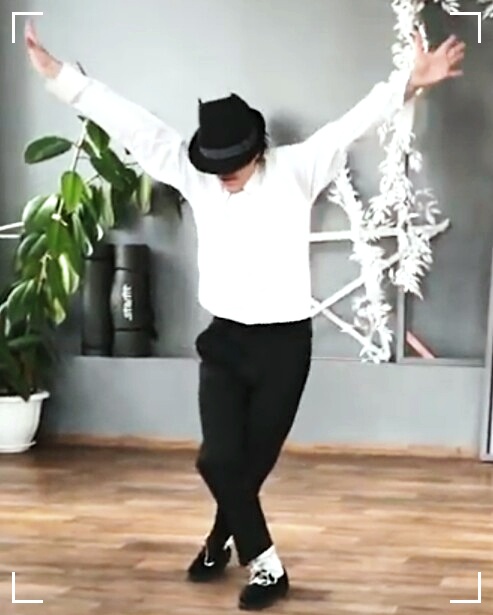 mishaslife's tweet photo. Танцую в образе легендарного Майкла Джексона👑🎤 

#MichaelJackson #Dance #Dancer https://t.co/MchLY7OH8s