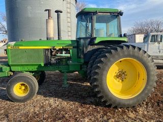 brandon_entz54's tweet photo. Our farm is looking to sell our 1992 John Deere 4555. Mainly used on our operation to pull a planter and drill in the spring and fall. Firestone tires 65-70% tread. 8800 hours. Asking $31,500 OBO. RT's appreciated! https://t.co/twmKble6qV