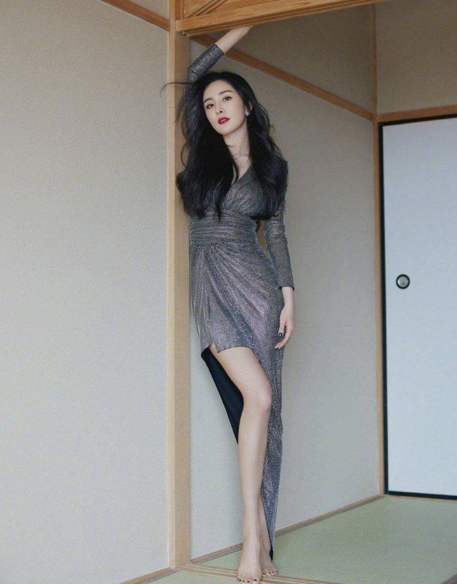 rutntmc's tweet photo. 骚幂幂挺着大奶子，穿着高跟鞋，露着腿，是要去找赞助商爸爸挨肏吗，真想让她坐在我的鸡巴上摇，她的大屁股真的太tm的骚了真想有捏��又揉 #骚货 #母狗 #yy #意淫 #性幻想 #羞辱 #辱骂 #巨乳 #肥臀 #下贱 #贱货 #反差 #婊子 #反差婊 #鸡巴 #奶子 #大奶子 #骚脸 #飞机杯 #肉便器 #大屁股 #恋足癖 https://t.co/sUxWkYOGHP