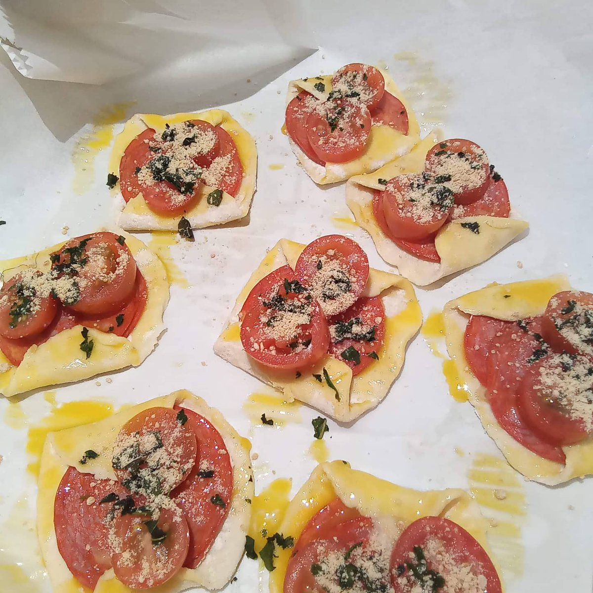 Forkandwhisk24's tweet photo. Oven-Ready
Turkey pepperoni pastry puffs
#basil #tomato #Parmesancheese
#ibakes #icreates #icooks #iharvest #blackwallstreet #blackentrepreneur #blackenterprise #blackchef #blackwealth #blackhistory #blackexcellence✊🏾👏🏾 #pastryismedicine #pastryisart #pastryispassion https://t.co/7y7FRSMho0