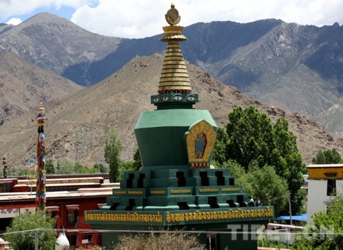 ChineTibet's tweet image. 【Le Tibet en images】Autour du palais principal du monastère de #Samyé se trouvent quatre #pagodes, respectivement 𝗿𝗼𝘂𝗴𝗲, 𝗯𝗹𝗮𝗻𝗰𝗵𝗲, 𝘃𝗲𝗿𝘁𝗲 et 𝗻𝗼𝗶𝗿𝗲, visant à repousser tous les monstres. #Shannan #Tibet