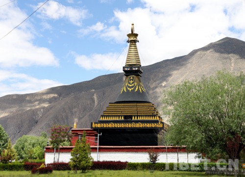 ChineTibet's tweet image. 【Le Tibet en images】Autour du palais principal du monastère de #Samyé se trouvent quatre #pagodes, respectivement 𝗿𝗼𝘂𝗴𝗲, 𝗯𝗹𝗮𝗻𝗰𝗵𝗲, 𝘃𝗲𝗿𝘁𝗲 et 𝗻𝗼𝗶𝗿𝗲, visant à repousser tous les monstres. #Shannan #Tibet