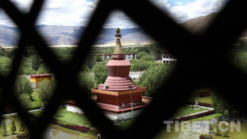 ChineTibet's tweet image. 【Le Tibet en images】Autour du palais principal du monastère de #Samyé se trouvent quatre #pagodes, respectivement 𝗿𝗼𝘂𝗴𝗲, 𝗯𝗹𝗮𝗻𝗰𝗵𝗲, 𝘃𝗲𝗿𝘁𝗲 et 𝗻𝗼𝗶𝗿𝗲, visant à repousser tous les monstres. #Shannan #Tibet