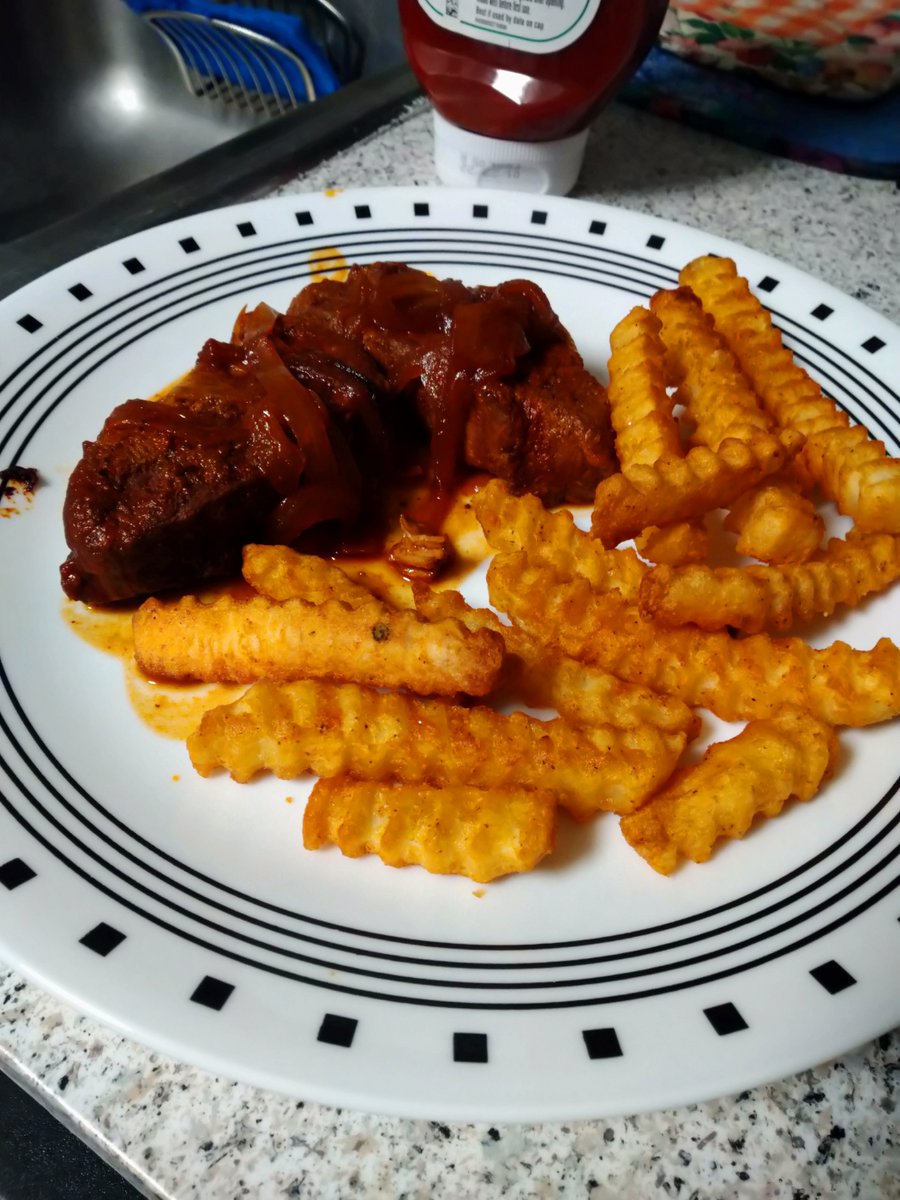 CodeDanEXE's tweet photo. These might be the best ribs I've made in a while and wow these fries came out perfect from the air fryer. #phoenixcooks https://t.co/neuizoSWBp