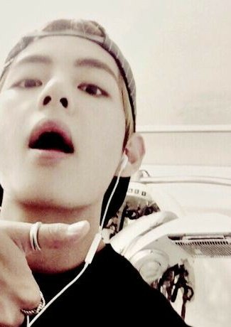 vcentvtae's tweet photo. Eu achei essas fotinhas tão "parecidas" e o Teteco Fetus é meu ponto fraco😔💜

[ #ARMYSeIcaDay • @BTS_twt ] https://t.co/YSs7hcKEvX