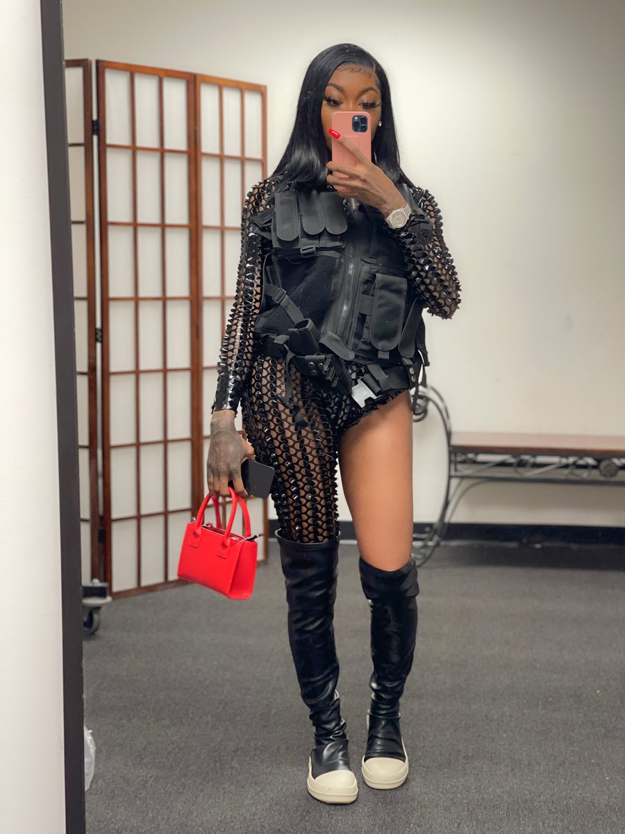 AsianDaBrattt's tweet photo. Meet me a home.....🖤 https://t.co/Dlda3pAf9F
