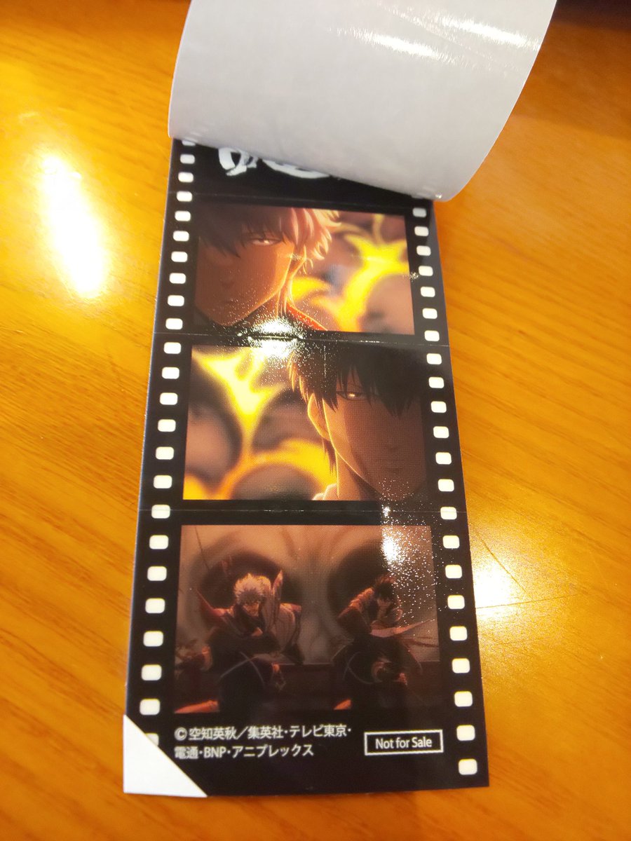 AndMoco's tweet image. 銀魂ザファイナル面白かった。めちゃくちゃ泣いた。最後の決着の時、銀ちゃんの泣きたいの我慢してる顔に涙止まらんかった。これで本当に最後なんですね。物語を描ききって下さった空知先生、ありがとうございました。特典シールかっこいい☺️