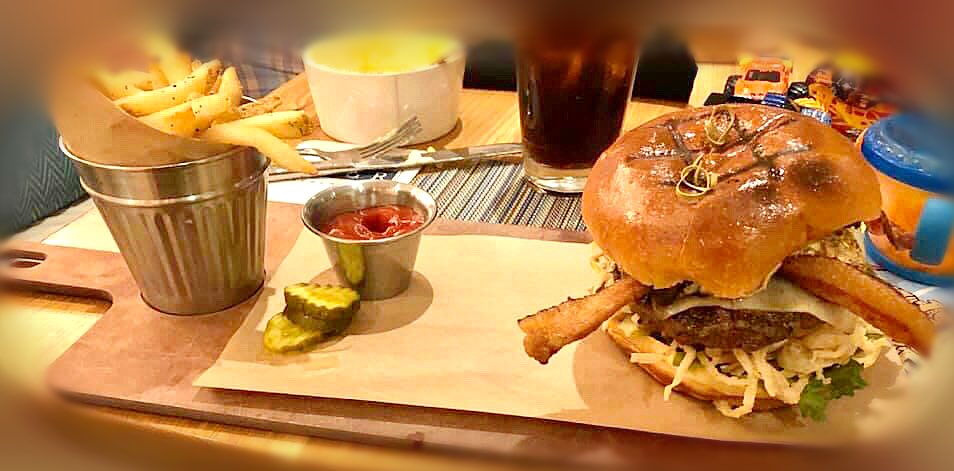 Treasure Island, FL
NFL playoffs 🏈 and 🍔 burgers...I mean, what a great combination!! Not your fast food burger spot AT ALL - BRGR Kitchen is high-quality food with attention to detail! Cool vibe, on the water, delicious food!! What could be better with 🏈 on TV?!?! 👍🏽👍🏽
