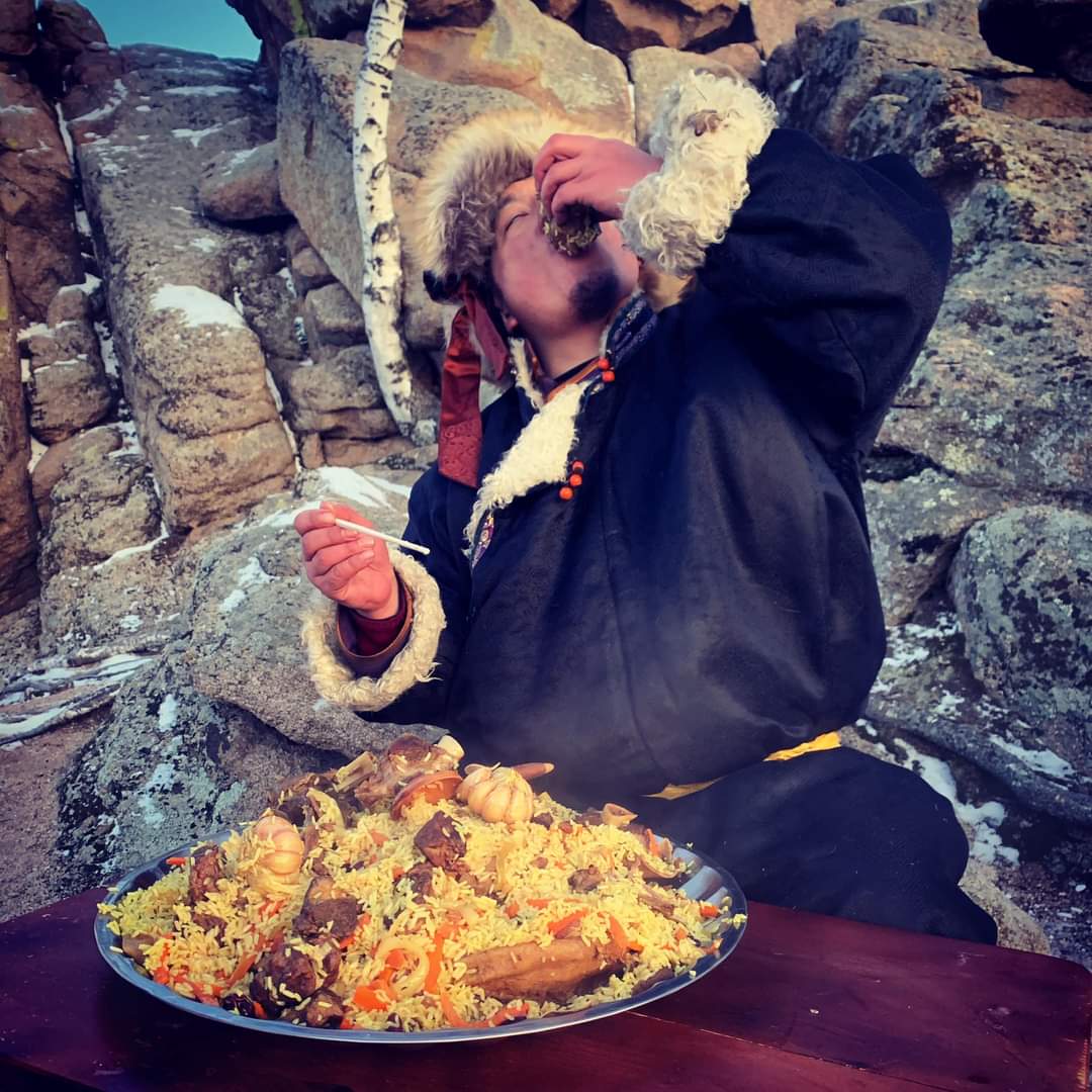 gatu_x's tweet photo. Нөгөөх маань гүзээн дотор плов хийж дээ 😋 #Artger #KhansKitchen https://t.co/VWgV9KJ9uW