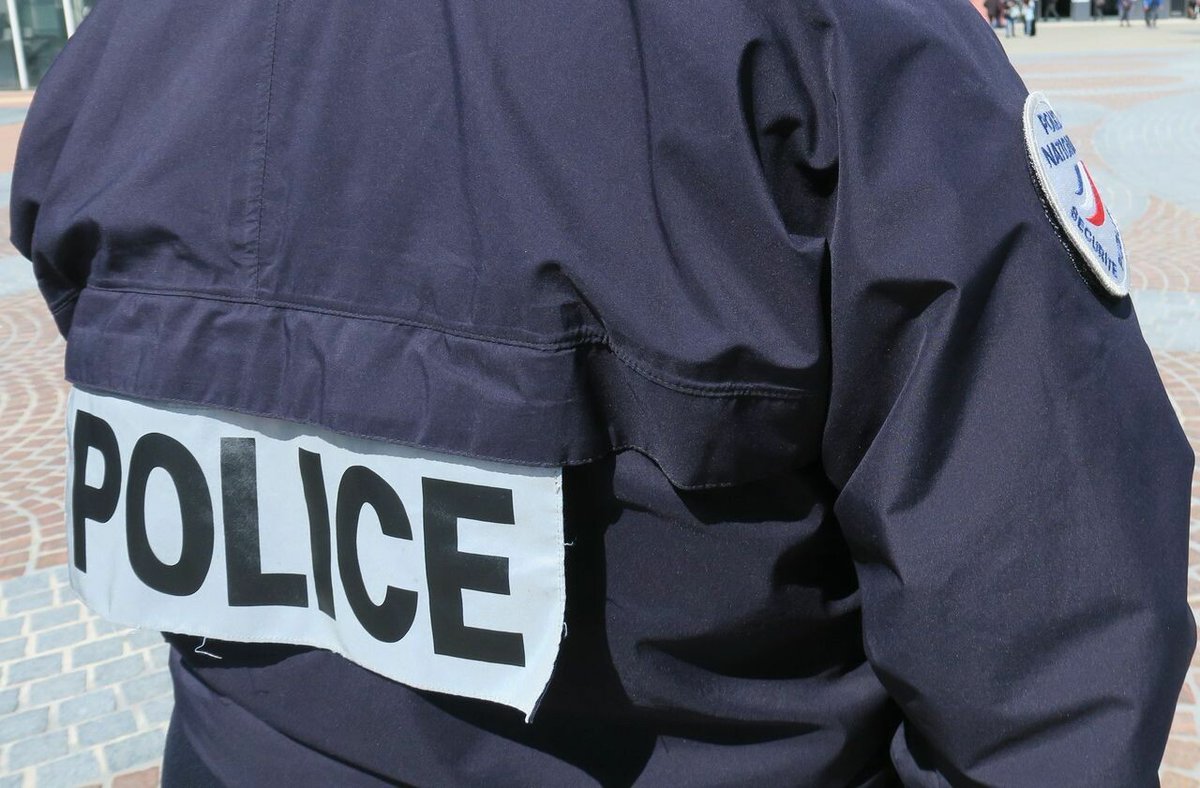le_Parisien's tweet photo. Bayonne : une conductrice, percute un policier, puis succombe à un tir
➡️ https://t.co/rxEMaEikB0 https://t.co/0YCR2Tz0lr