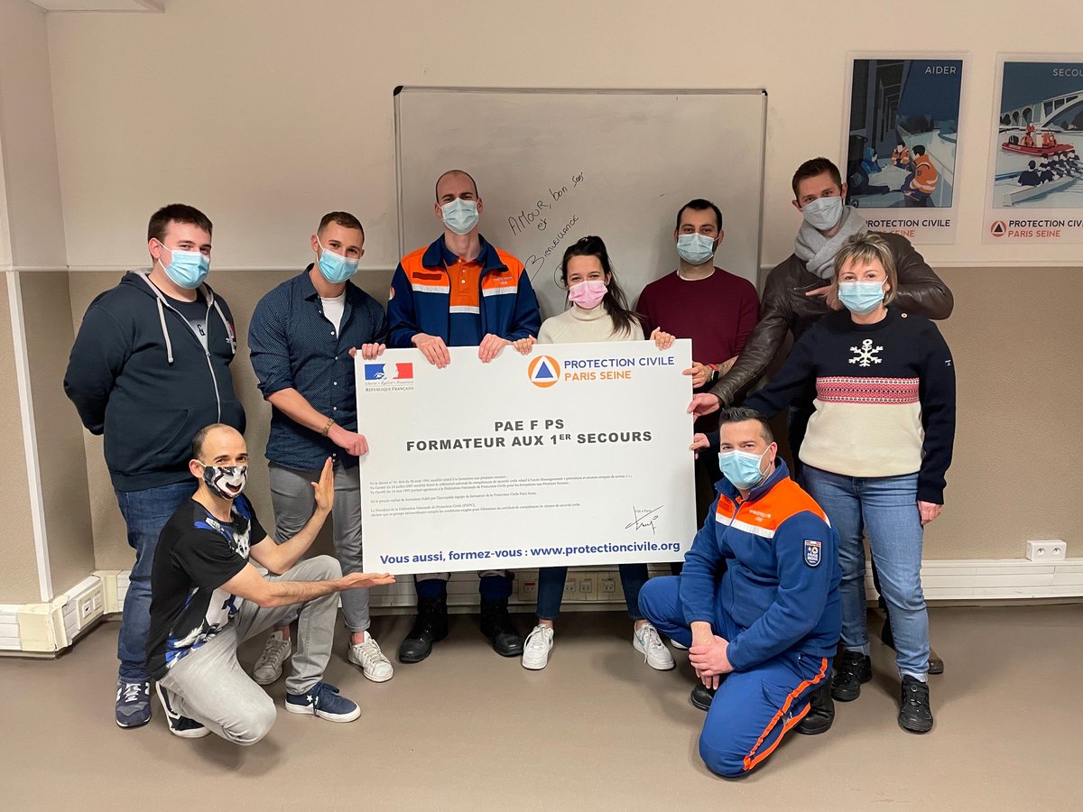 FormationPCPS's tweet image. Ils sont secouristes @PCParisSeine @ProtecCivilefr, pompiers @PompiersParis et gendarmes @Gendarmerie. Bravo aux nouveaux formateurs de premiers secours qui vont pouvoir enseigner #PSC1 #PSE1 #PSE2
