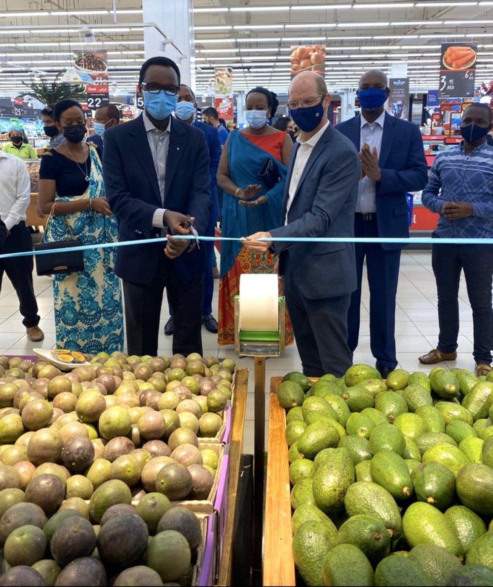 RwandaAgri's tweet photo. Imbuto za mbere zivuye mu Rwanda zatangiye gucuruzwa muri Carrefour, sosiyete y’ubucuruzi yo muri Leta Zunze Ubumwe z’Abarabu. Ni nyuma y'uko u Rwanda rusinyanye amasezerano na #Carrefour yo kohereza imbuto zo mu Rwanda mu maguriro yabo atandukanye hirya no hino. https://t.co/H4WYCyQsET
