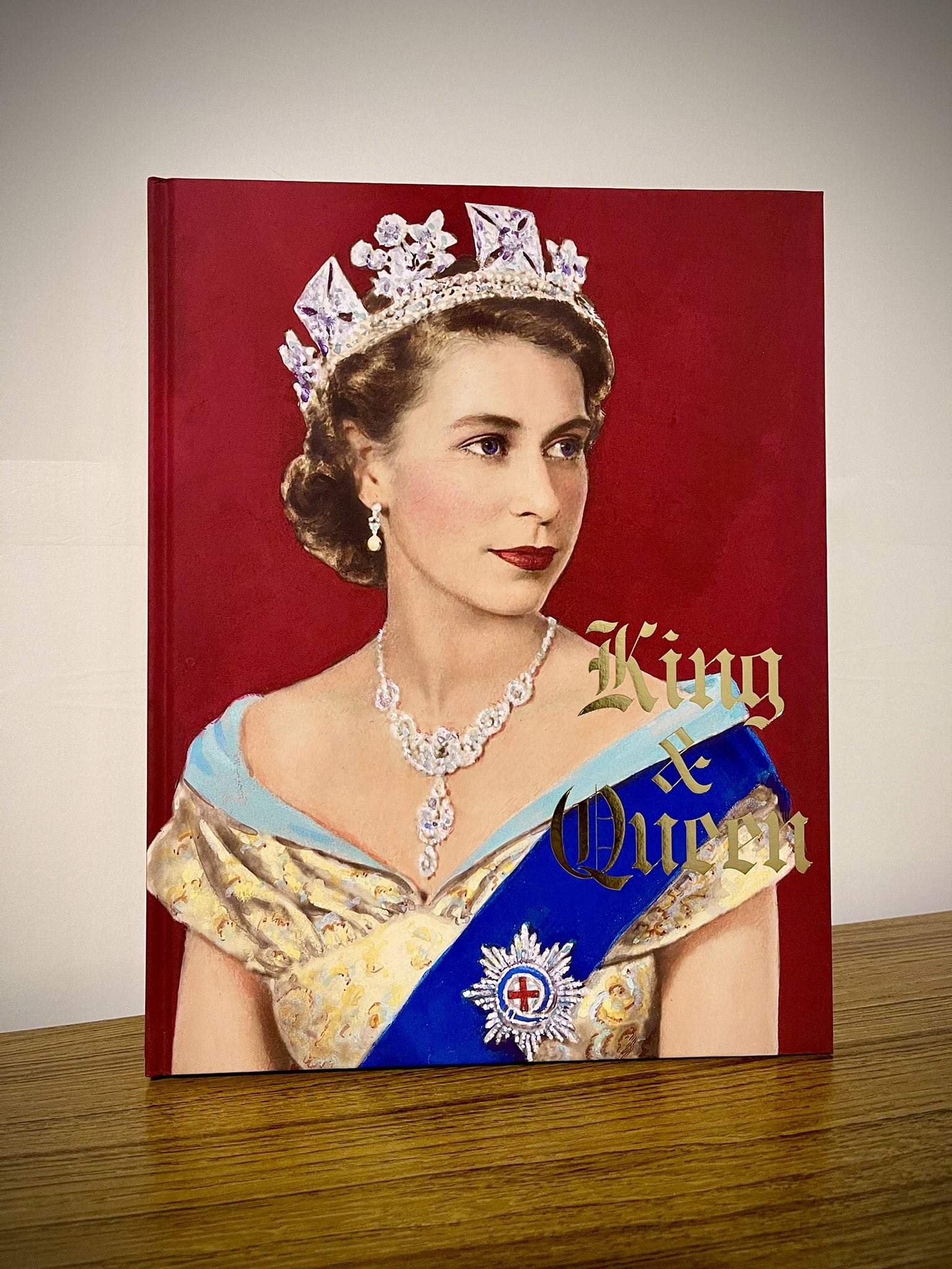 King Queen展 公式図録オンラインで販売中 King Amp Queen展 の公式図録をオンラインで発売中です エリザベス１世 ヴィクトリア女王 ダイアナ妃など 本展の作品解説フルバージョンや年表 家系図など King Queen展 をご自宅でもお楽しみ