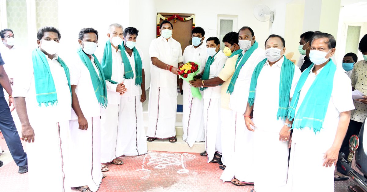 CMOTamilnadu's tweet photo. புதுக்கோட்டை மாவட்ட வேளாண் விற்பனைக் குழுத் தலைவராக தேர்ந்தெடுக்கப்பட்டுள்ள புதுக்கோட்டை வடக்கு மாவட்டம், புதுக்கோட்டை நகர கழக செயலாளர் திரு.க.பாஸ்கர், துணைத் தலைவர் திரு.ம.கருப்பையா மற்றும் இயக்குநர்கள் ஆகியோர் நேரில் சந்தித்து வாழ்த்து பெற்றனர். https://t.co/44jH5t54PB