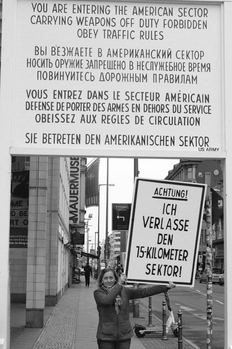 Beatrix_vStorch's tweet photo. Wer meint, den #Bewegungsradius freier Bürger auf #15km begrenzen zu können, dem empfehle ich einen Ausflug an den #CheckpointCharlie #IchVerlasseDen15kmSektor #lockdown https://t.co/EcUXg3QtbN