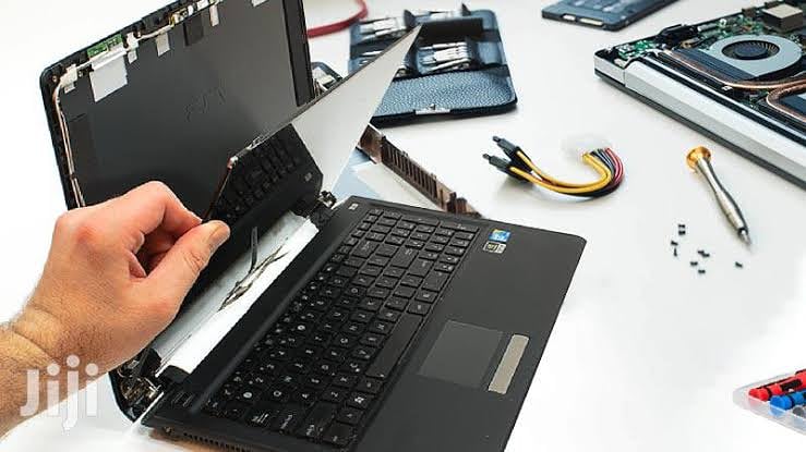 adrotheITguy's tweet photo. In need of screen replacement for your laptop, simply call/whatsapp 0776796593 🙂 #theITguy https://t.co/6YRid5wWDZ