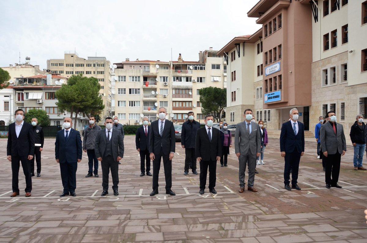 il_mem_45's tweet photo. Bugün İstiklal Marşı’mızı tek yürek tek nefes hep birlikte söyledik. Şehzadeler Şehitler Ortaokulu'nda gerçekleştirilen bayrak törenine Şehzadeler Kaymakamı Cemal Hüsnü Çaykara,İl Müdürümüz @mdikici45, İl/ilçe birim amirlerimiz ve okul yöneticileri katıldı. #İstiklalMarşı @tcmeb https://t.co/T2e4UIXJc4