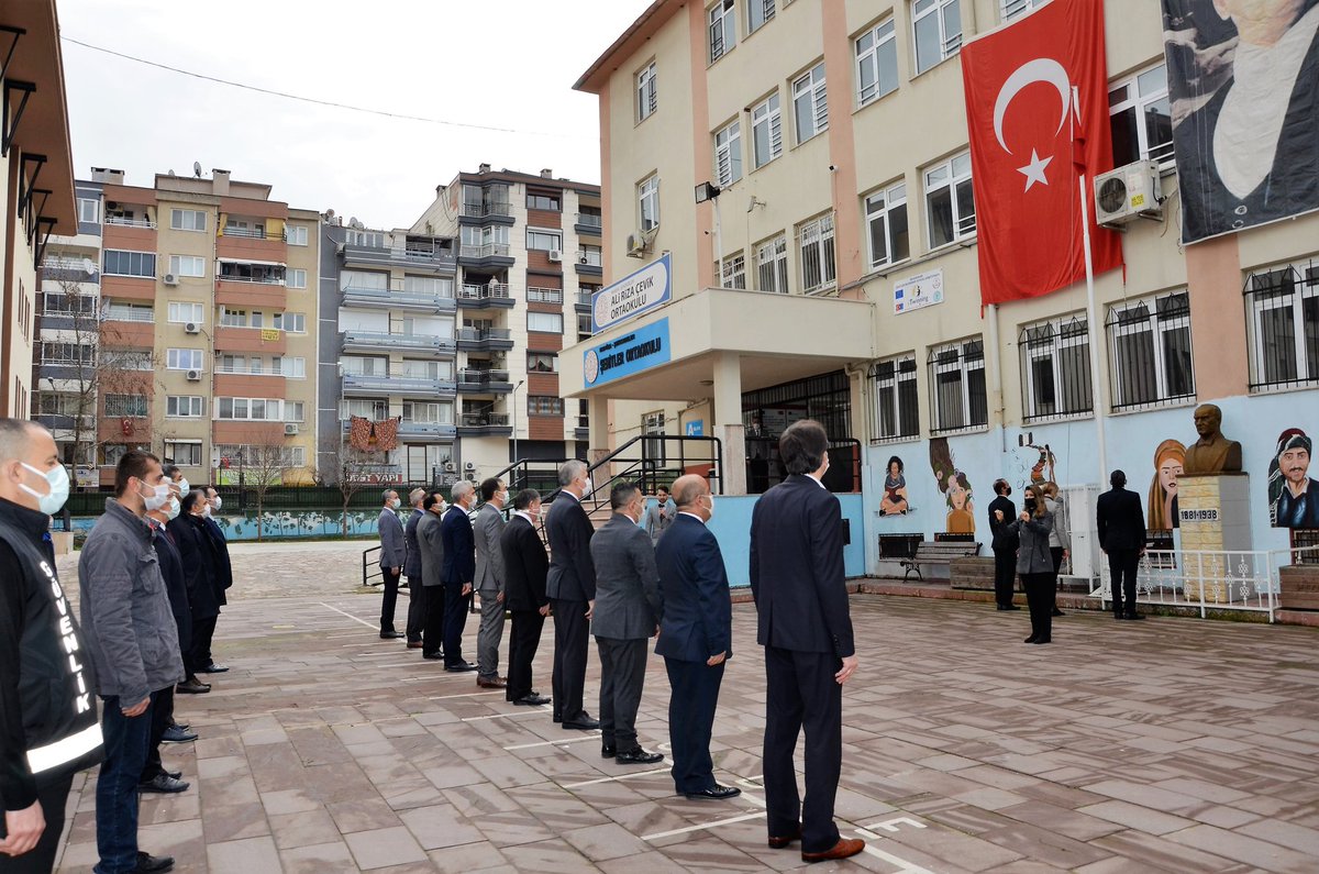 il_mem_45's tweet photo. Bugün İstiklal Marşı’mızı tek yürek tek nefes hep birlikte söyledik. Şehzadeler Şehitler Ortaokulu'nda gerçekleştirilen bayrak törenine Şehzadeler Kaymakamı Cemal Hüsnü Çaykara,İl Müdürümüz @mdikici45, İl/ilçe birim amirlerimiz ve okul yöneticileri katıldı. #İstiklalMarşı @tcmeb https://t.co/T2e4UIXJc4