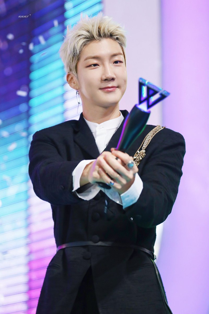 OZSHOP_SC's tweet photo. #HOONY 생일축하해🎂

今日は #WINNER のムードメーカー
#フニ の誕生日です🥳💝

お茶目で面白くて盛り上げ上手
いつも周りを楽しませて笑顔にさせてくれる
エンターテイナーフニ💙

ラップだけではなくキレッキレの
ダンスパフォーマンスは圧巻です🎩

除隊が待ち遠しいですね🥺

#HOONYBERRYDAY https://t.co/DrVwTpsMS2