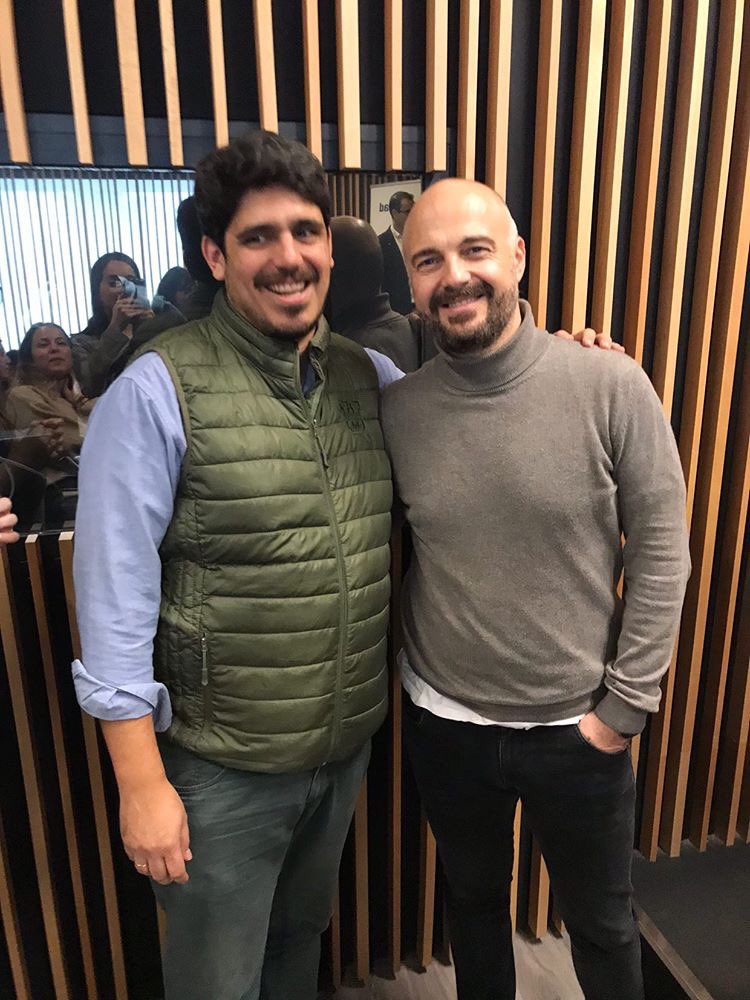 richarpro's tweet photo. @CADENA100 soy @richarpro el “menda” que escribió TQ en la nieve a mi mujer @anavallepro . Resulta que Javi y yo nos conocemos. Esta foto es del 13 de febrero del 2020 en la @ufvmadrid justo antes de que empezara el Covid. 😂 https://t.co/mgqQxhuqxW
