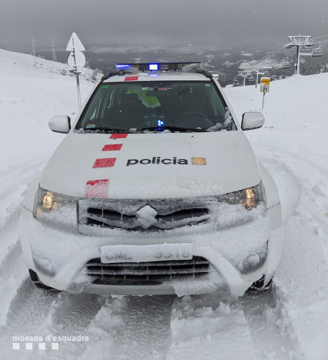 mossos's tweet image. Continuem amb confinament municipal i complicacions per neu en algunes carreteres del territori. Realitza només desplaçaments imprescindibles, autoritzats i porta el certificat d'autoresponsabilitat ow.ly/jl7k50D4RW1