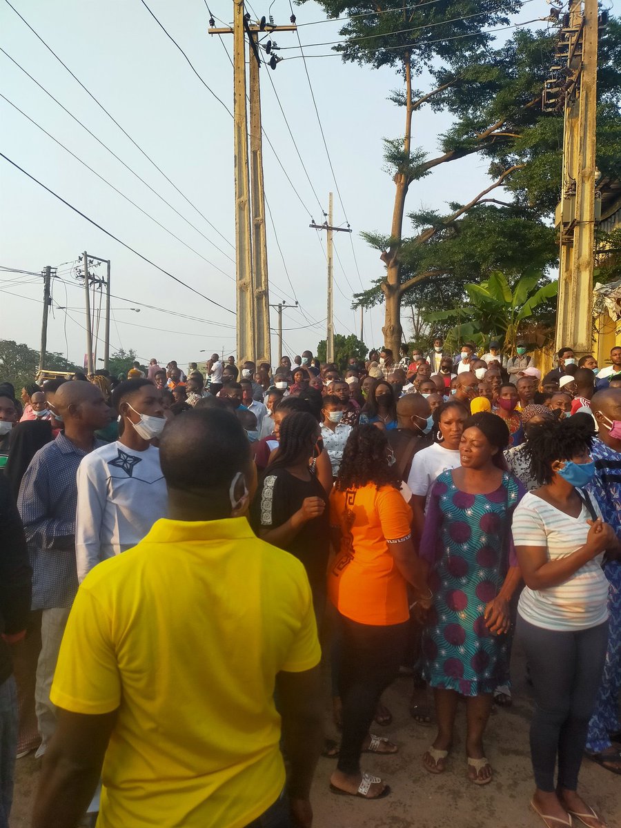 OurFavOnlineDoc's tweet photo. Yesterday Lagos Govt announced a closedown of Meiran Primary Health Centre due to health workers getting overwhelmed with Covid19.

Today, Lagosians have been in Alausa NIMC Centre since 5am trying to get NIN.

For God’s sake, what kind of madness is this? What is this insanity? https://t.co/BAgAXUrS0I
