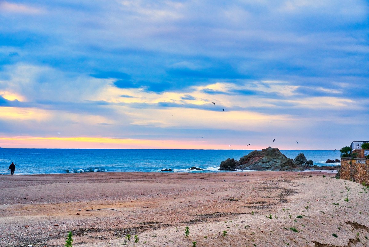 El temps, a #Lloret: Avui encara quedaran força intervals de núvols, però amb el pas de les hores el sol anirà sortint. Els pròxims dies ja no farà vent, i això afavorirà que la situació marítima millori ràpidament.
