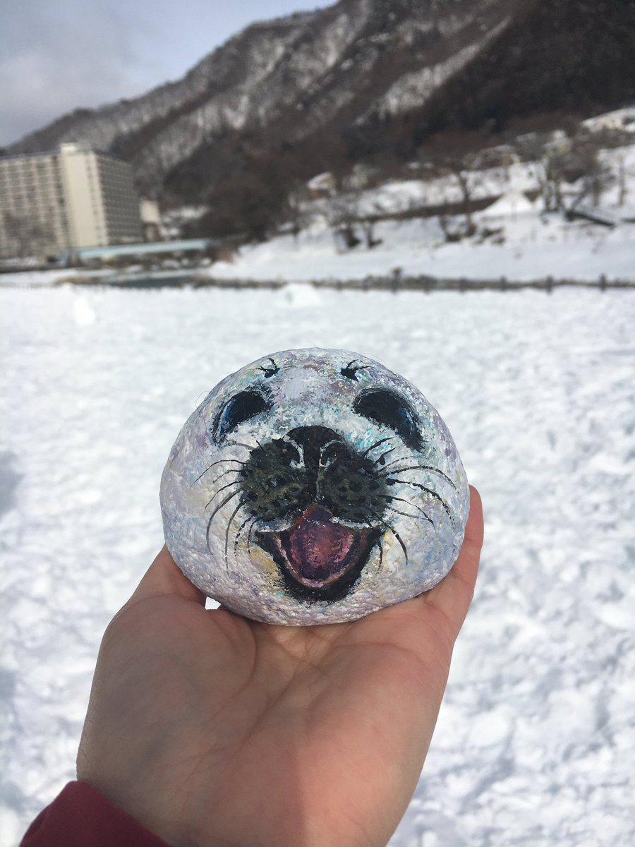 Michiko Irisawa 石から産まれたゴマフアザラシの赤ちゃんを連れて水上町へ アザラシの赤ちゃん終始笑顔でした 雪がよく似合う この笑顔をみていると私も笑顔になってしまう おやつは生どら