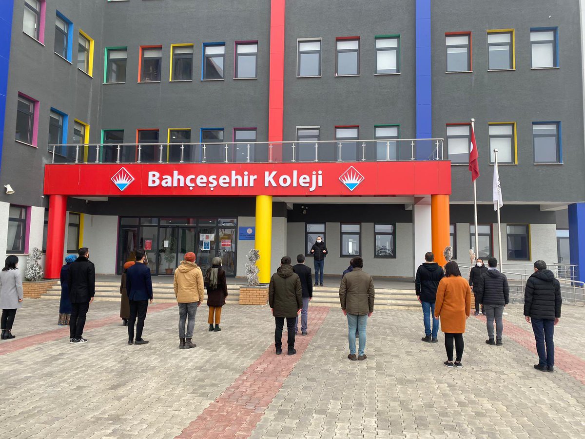 Milli Eğitim Bakanımız Sn. Ziya Selçuk’un çağrısı ile Türkiye genelindeki tüm Bahçeşehir Koleji kampüslerinde ve online derslerimizde İstiklal Marşı’mızı okuyarak yeni haftaya başladık. 🇹🇷

#İstiklalMarşı 
#bahçeşehirkoleji