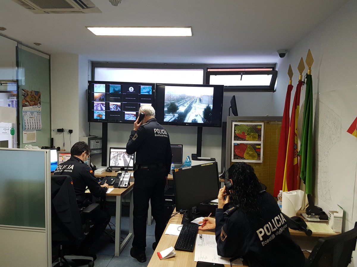 policiaboadilla's tweet photo. ⚠️ Importante ⚠️

Se están recibiendo numerosas llamadas para preguntar por diversas cosas que NO son urgentes.

POR FAVOR 🙏, llamen sólo para comunicar emergencias, no saturen las líneas, hay personas que lo necesitan de forma prioritaria.

Gracias. 

☎️112 📞916349315 https://t.co/NuY7GGjNvY
