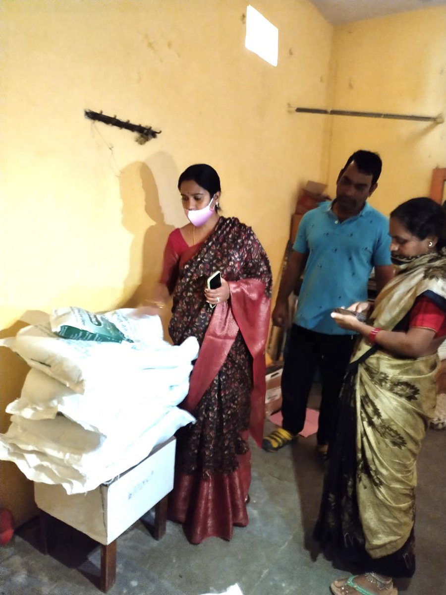 mannekavitha4's tweet photo. Smt @mannekavitha4 gaaru along with Shri Manne Govardhan Reddy gaaru had visited and #inspected the #Basthi #Dhawakana and #Anganwadi #centres at Showkathnagar to #check the #quality of #food and service being provided by the staff @KTRTRS @TelanganaCMO @GHMCOnline @CMR_TRS https://t.co/nhCwp3rYnu