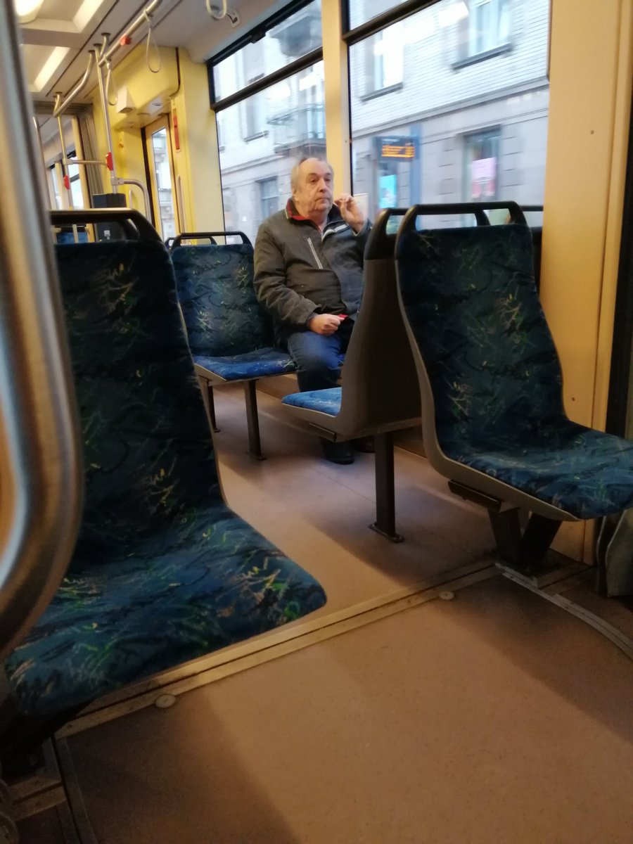 Montag Morgen... Was trifft man in der Staßenbahn? Ein Arschloch.