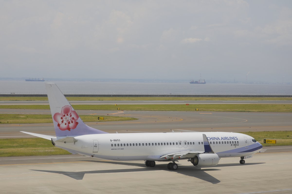 中部国際空港セントレア セントレアクイズ ご回答ありがとうございました 朝のヒコーキは台湾の航空会社 チャイナエアライン のボーイング737 でした 尾翼には台湾の国花 梅の花が描かれています 中部国際空港セントレア セントレアクイズ ご回答ありがとうございました 朝のヒコーキは台湾の航空会社 チャイナエアライン のボーイング737 でした 尾翼には台湾の国花 梅の花が描かれています