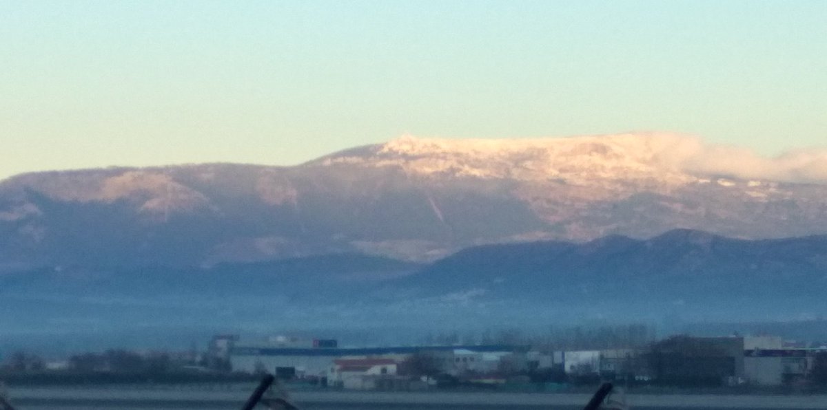 alfonsomarquezf's tweet photo. Primeros rayos de sol sobre #Parapanda #Granada https://t.co/lpvkK8mhWj