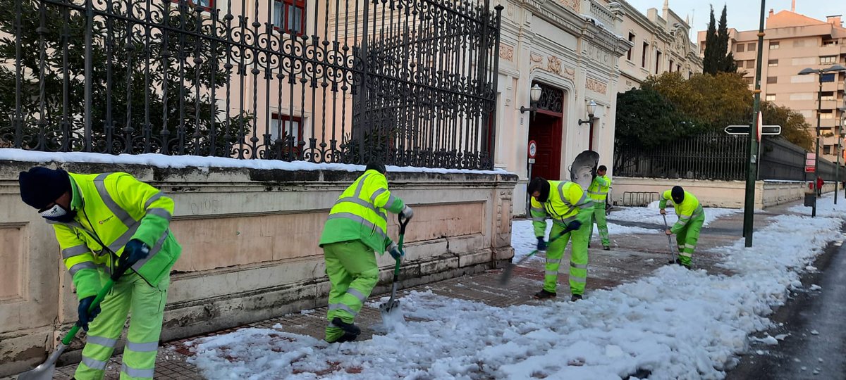 ❄Cientos de operarios trabajan hoy despejando accesos en lugares principales de nuestra ciudad como hospitales, centros de salud y equipamientos municipales.
Hoy por la noche han trabajado 8 cuchillas y 6 esparcidores de sal repartiendo 30 toneladas de sal por calzadas y aceras.