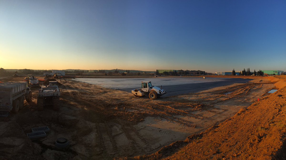 En direct du chantier <a href="/GroupeBERT/">BeRT&YOU</a> de Nîmes: les travaux de terrassement sont bien avancés et les contours de la future plateforme sont désormais visibles.
#Bertdéjàdemain