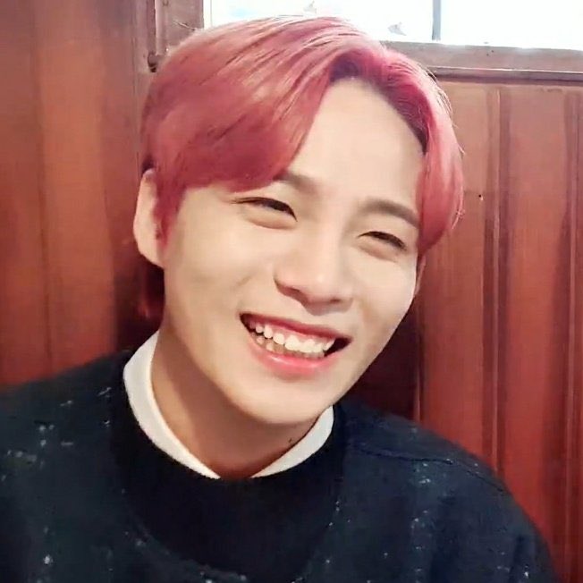 btskzmist's tweet photo. hi yoongi                           hi jongho
from bts                          from ateez https://t.co/MILAdreHwR