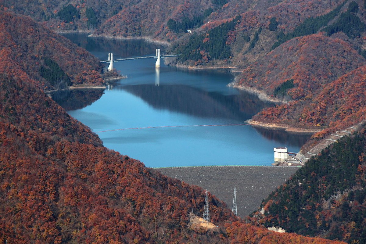 岐阜県北西部には、総貯水容量6億6,000万m3を誇る日本最大級の多目的ダムの徳山ダムがある。
徳山ダムの湖底には、かつて徳山村があったが、2001年までに全村民が転居し、2008年に徳山ダムが完成し、村域の多くが水没した。
徳山ダムの近くにある徳山会館では、往時の徳山村の姿を知ることができる。 