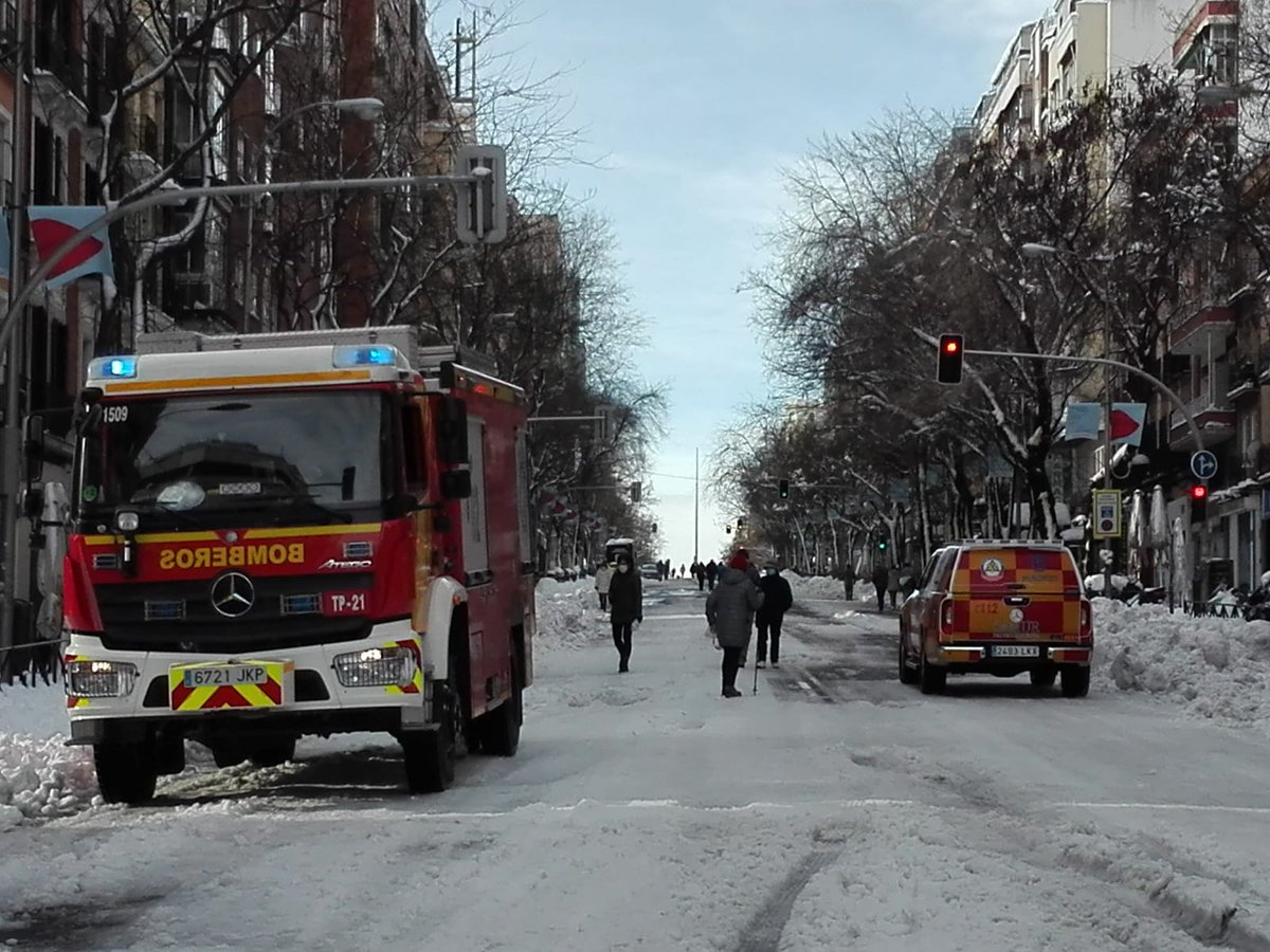 EmergenciasMad's tweet photo. 👉 La movilidad durante estas horas debe reservarse para vehículos de #seguridad y #emergencias. 

 ☝ Evita, en la medida de lo posible, el uso del vehículo privado. https://t.co/O3rw4b8qtv