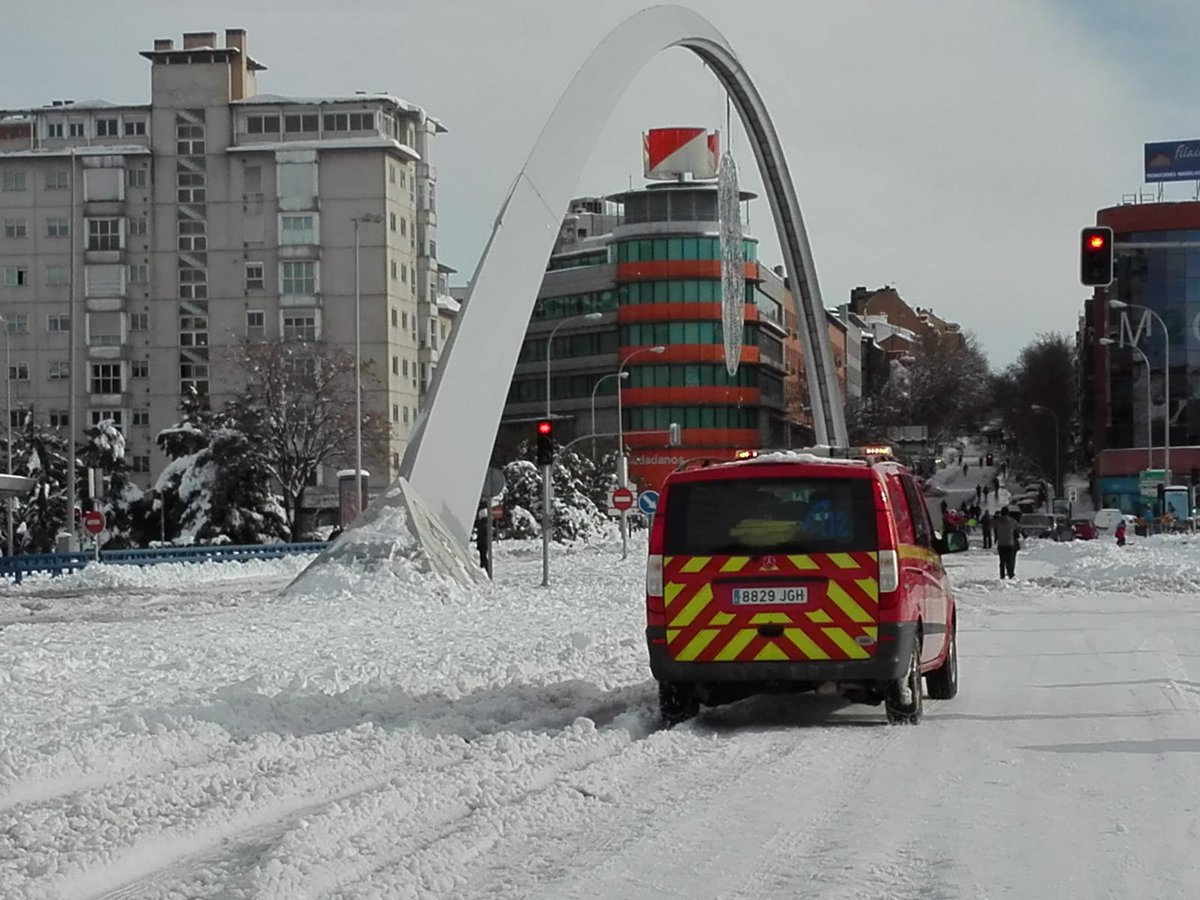 EmergenciasMad's tweet photo. 👉 La movilidad durante estas horas debe reservarse para vehículos de #seguridad y #emergencias. 

 ☝ Evita, en la medida de lo posible, el uso del vehículo privado. https://t.co/O3rw4b8qtv