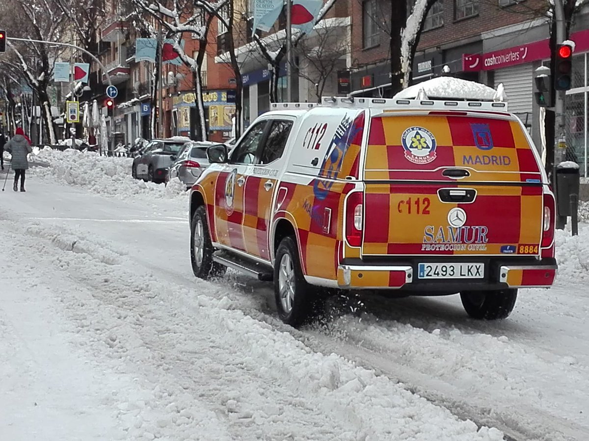 EmergenciasMad's tweet photo. 👉 La movilidad durante estas horas debe reservarse para vehículos de #seguridad y #emergencias. 

 ☝ Evita, en la medida de lo posible, el uso del vehículo privado. https://t.co/O3rw4b8qtv