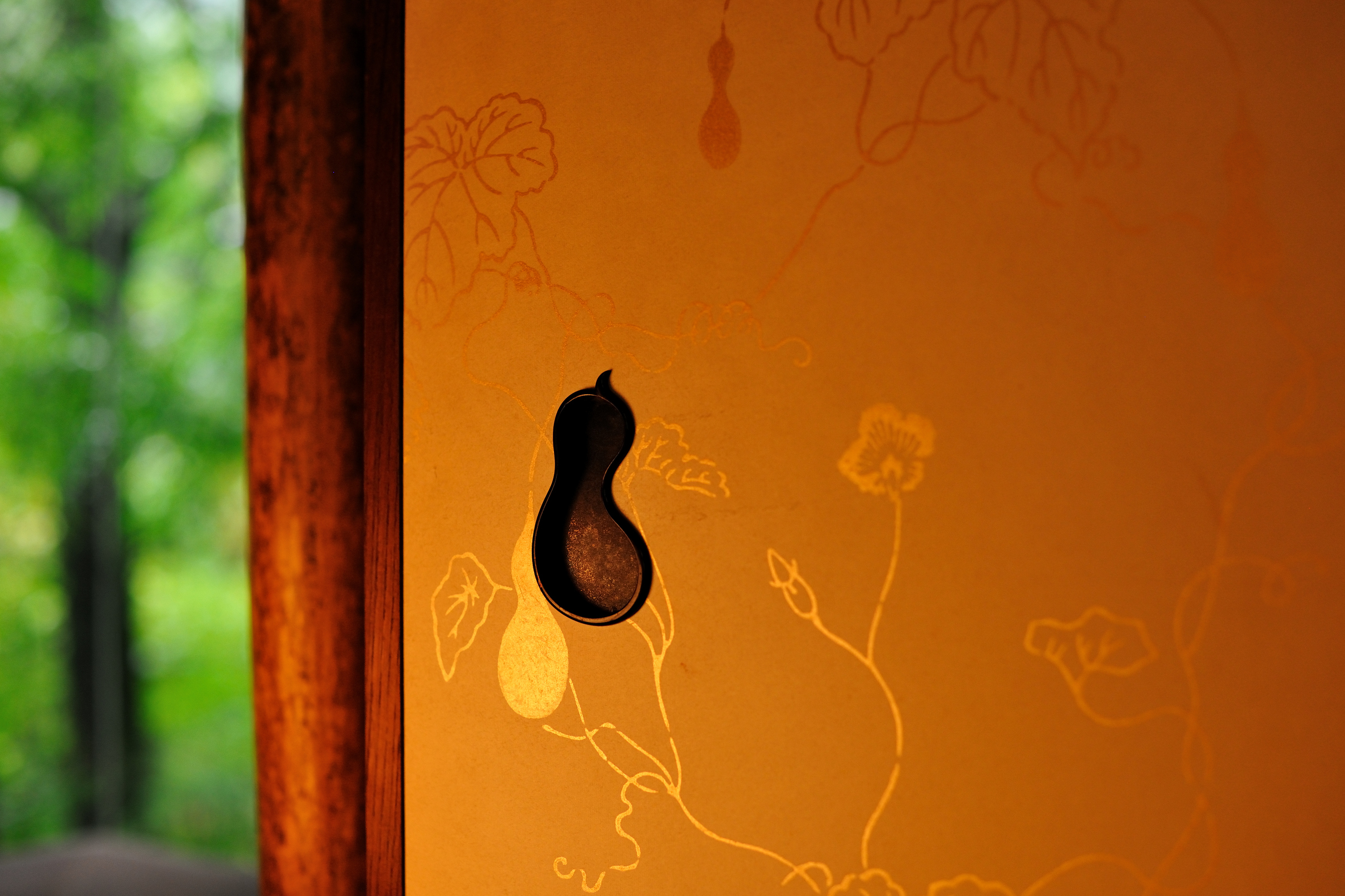 星野リゾート Hoshino Resorts 星野リゾートを支える手仕事 京唐紙 星のや京都 の壁紙や襖は京からかみ を使用しています 京唐紙は鳥の子紙などの高級和紙に 古くから受け継がれる版木で手刷りした伝統文様の美しさが特徴です 滞在に華やかさを