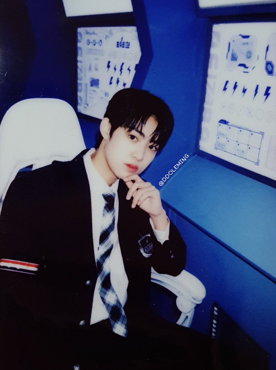 NDHypeboy's tweet photo. BAE173에게 반하겠어! 이벤트 폴라로이드 ㅠㅠ💙

#BAE173 #비에이이173 #도하 #DOHA https://t.co/6lm38O7JEq