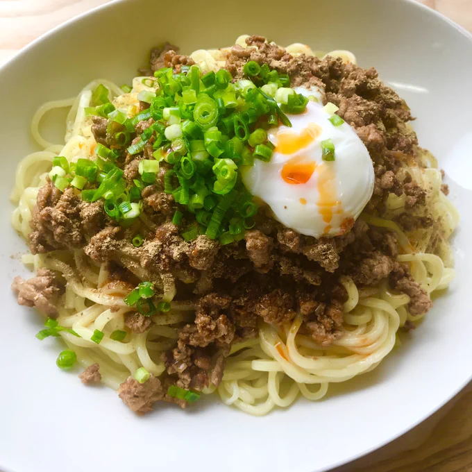 今日のお昼は痺れる辛さの汁なし坦々麺を作ってくれました、自分が。

料理漫画「ひとり事-キューライスのサクセスごはん」1月29日発売→ https://t.co/hQIr0iYzvP

#キューライス 