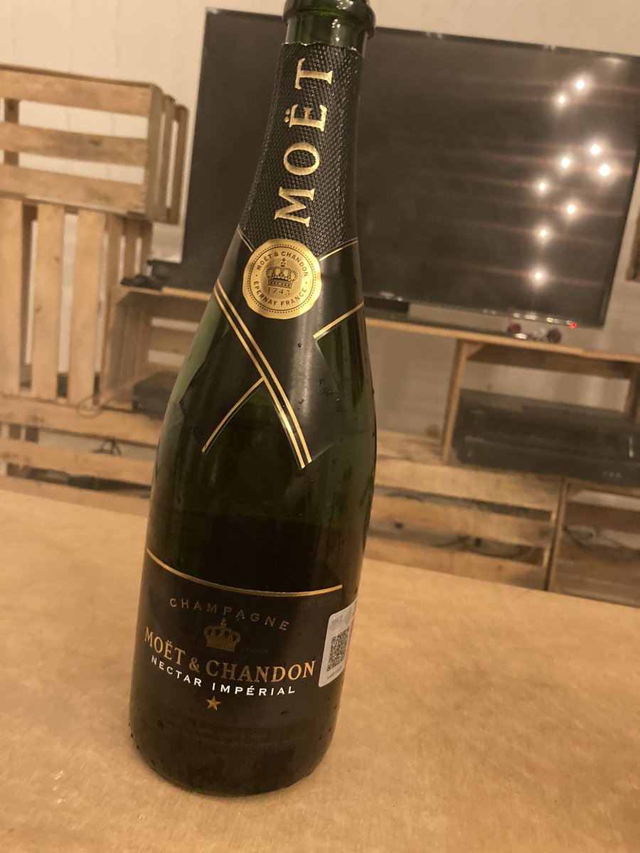 Brenda_Lo26's tweet photo. En mudanza y amerita @MoetUSA ! Salud por los nuevos comienzos! https://t.co/TFN2W6u76V