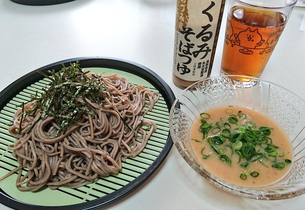 今日のお昼❤️
長野に行かなくても食べられるなんて嬉しいなぁ❣️
思い出食堂特別編集に登場2回目の時のメニューが『くるみ蕎麦』でした✨ 