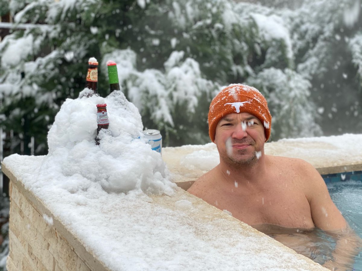 KristenCurrieTV's tweet photo. Texans being Texans: winter storm edition.

#ATX #TXwx #Texas 

📸: Justin Pickens, Chris Lickteig, Melissa Garbade https://t.co/INe9s7EnMZ