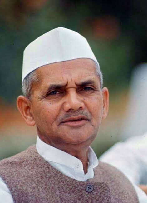 dbeniwal21's tweet photo. 'जय जवान-जय किसान' का उद्घोष करने वाले, सादगी व विनम्रता के साथ ही दृढ़ निश्चयी और ईमानदार व्यक्तित्व के स्वामी "भारत रत्न" से सम्मानित पूर्व प्रधानमंत्री स्व. श्री लाल बहादुर शास्त्री जी की पुण्यतिथि पर भावपूर्ण श्रद्धांजलि। https://t.co/FSog21kOmM