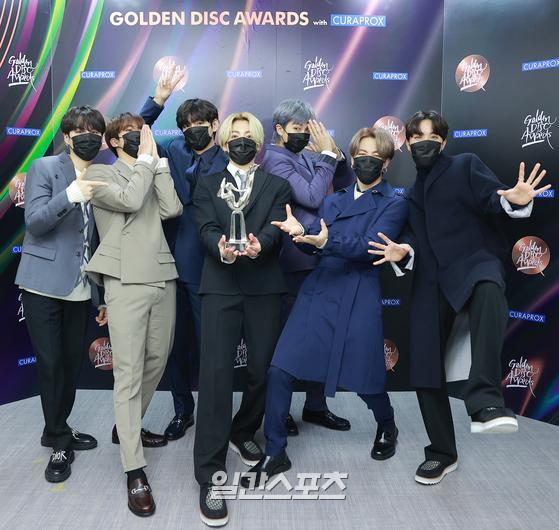 PHOTOS] 210111 @BTS_twt MEDIA: Photos of #BTS at the backstage